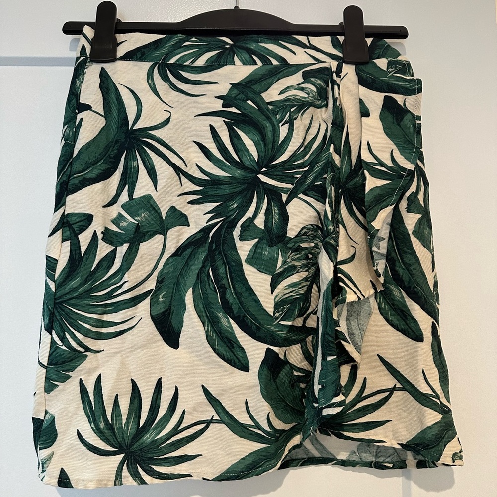 H&M Palm print short tulip skirt